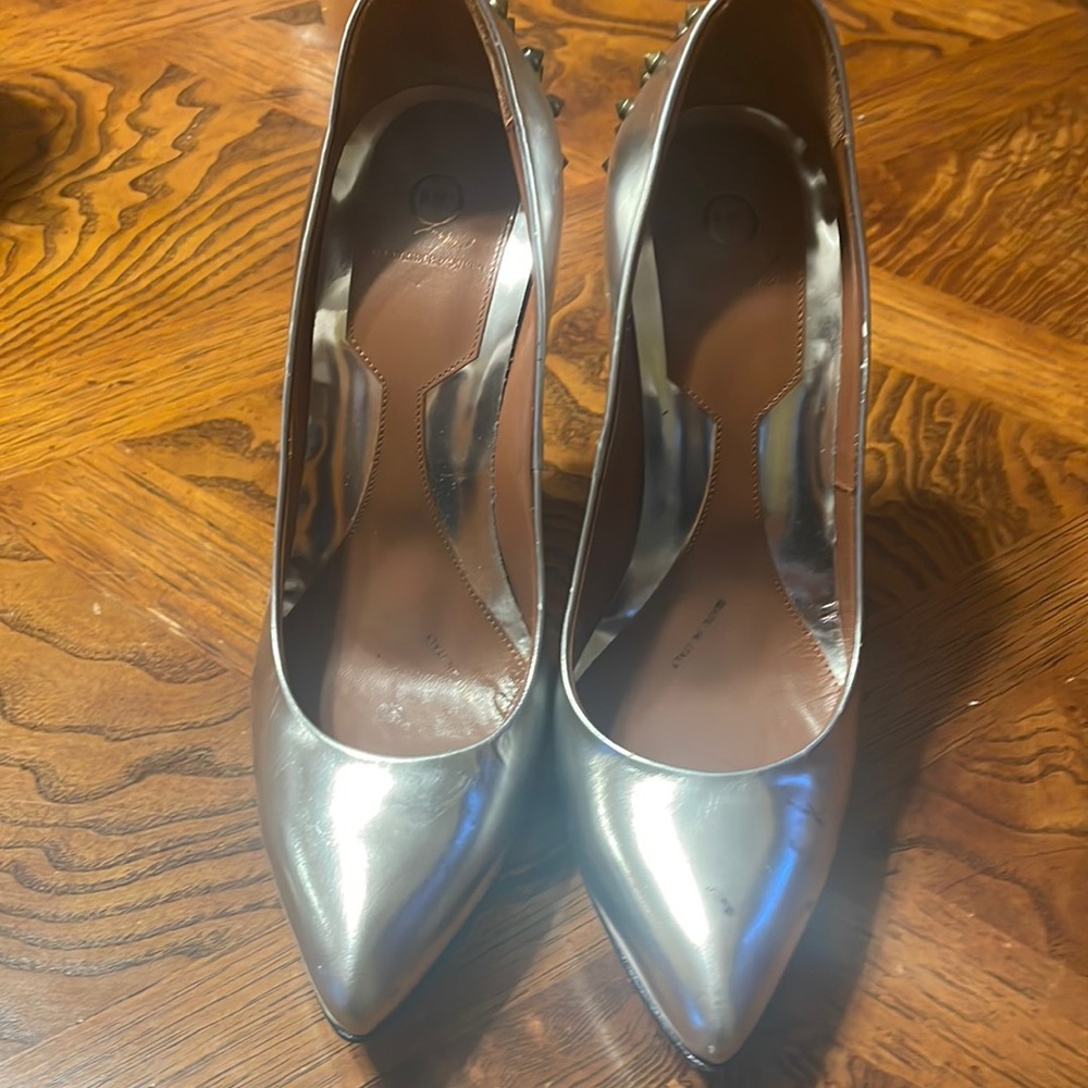 Alexander McQueen pumps with studs